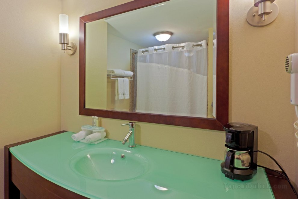 Khách sạn Holiday Inn Express & Suites Charleston-Southridge