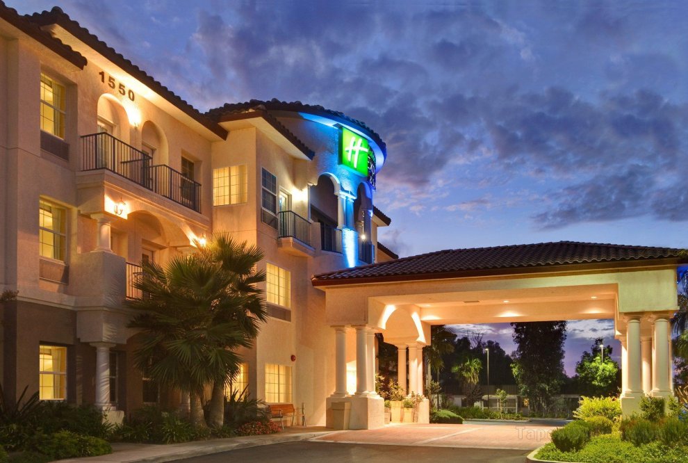 Khách sạn Holiday Inn Express & Suites Corona