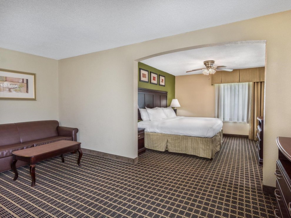 Days Inn and Suites South Boston / Danville