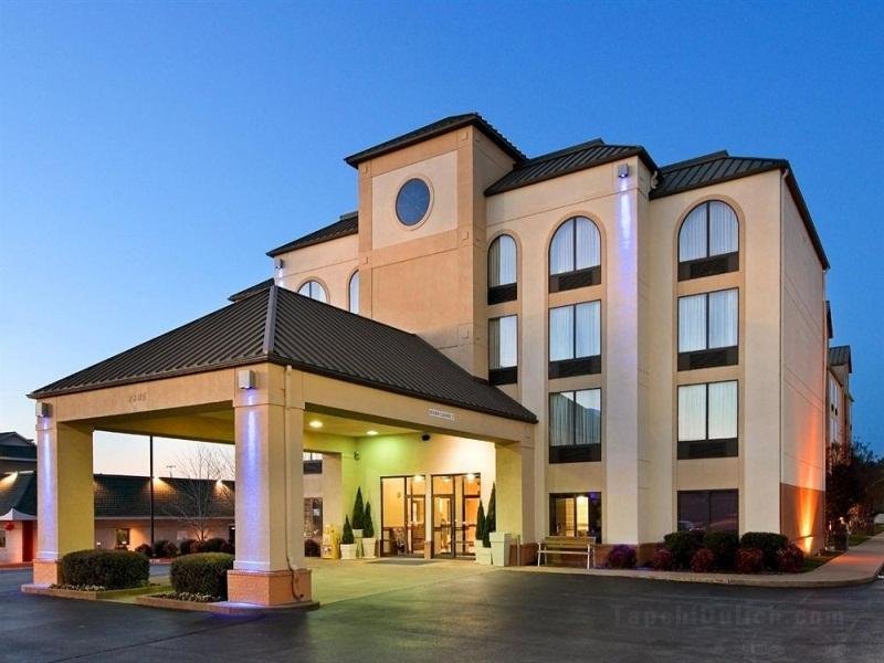 Khách sạn Holiday Inn Express & Suites Bentonville