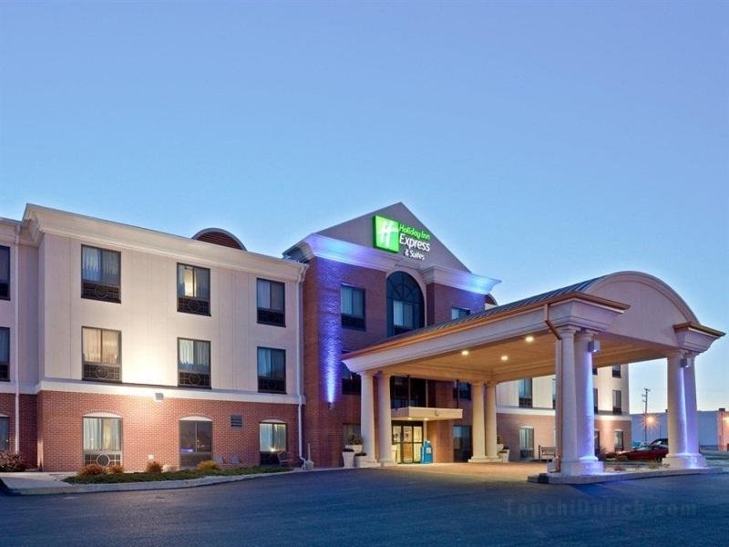 Khách sạn Holiday Inn Express & Suites Concordia US 81