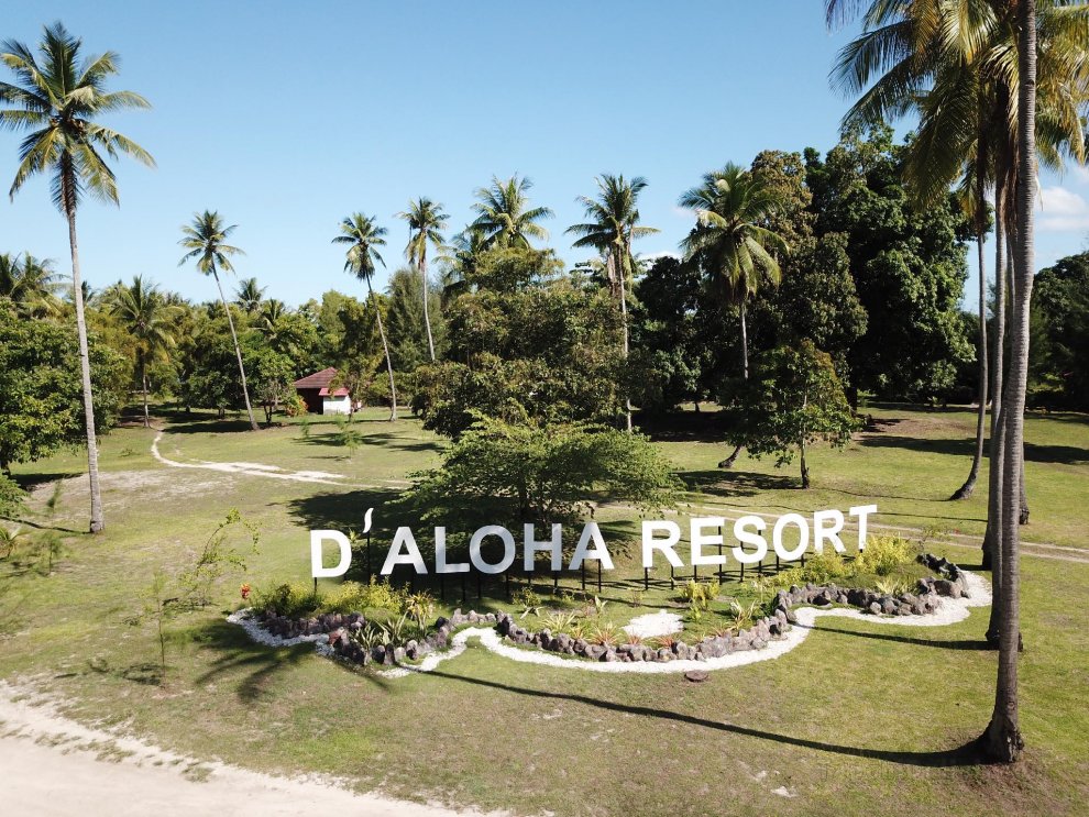 D'Aloha Resort, next to clear blue sea