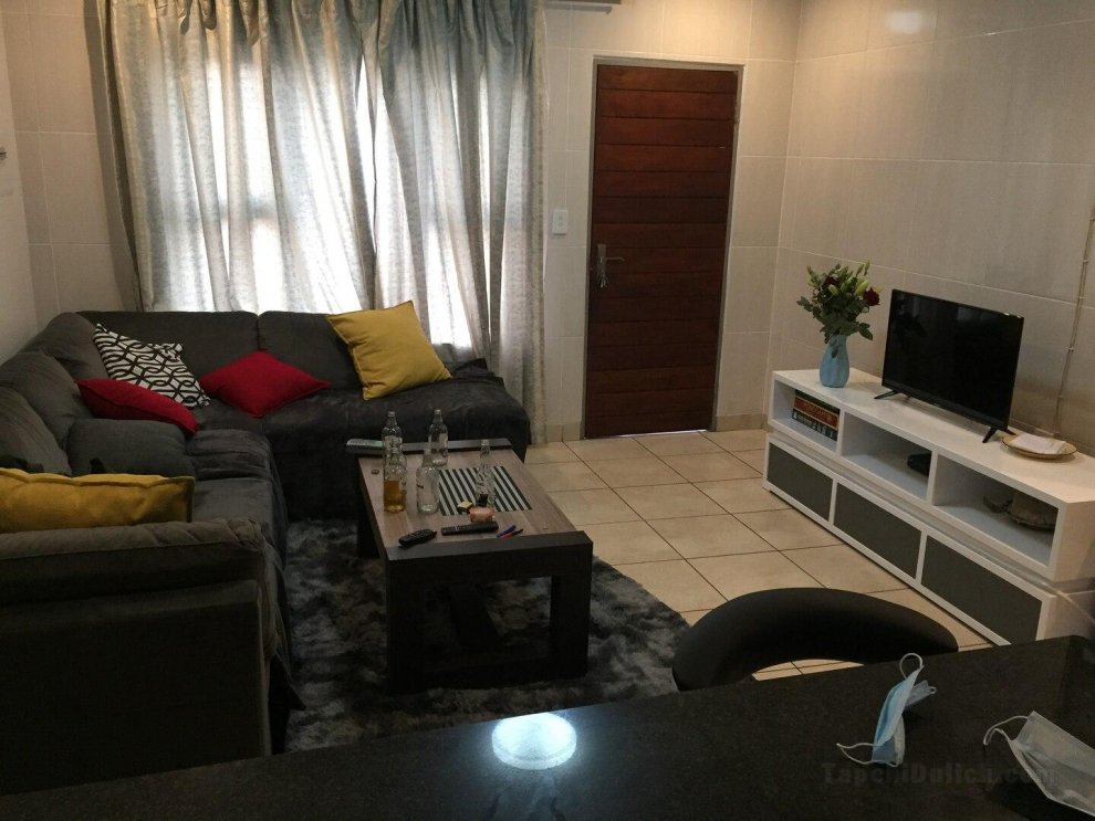 Cheerful 2 bedroom in secure estates