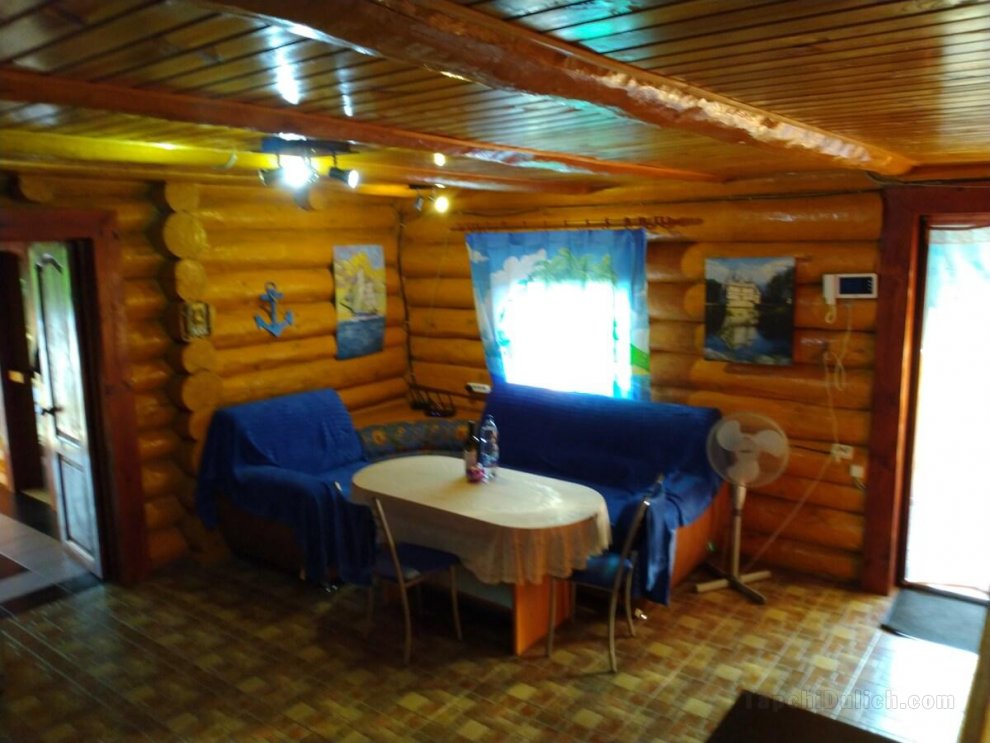 Log house on the sea.Бревенчат.дом на море,в лесу.