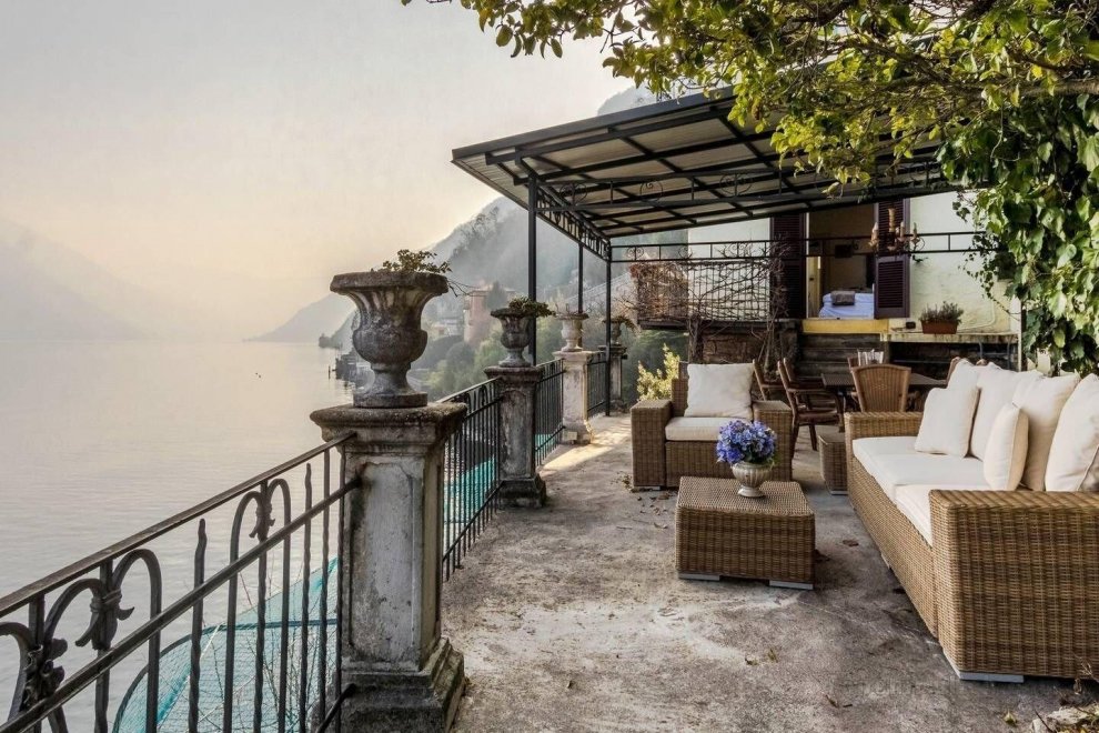 ALTIDO Astonishing Villa with Magnificent Lake Views