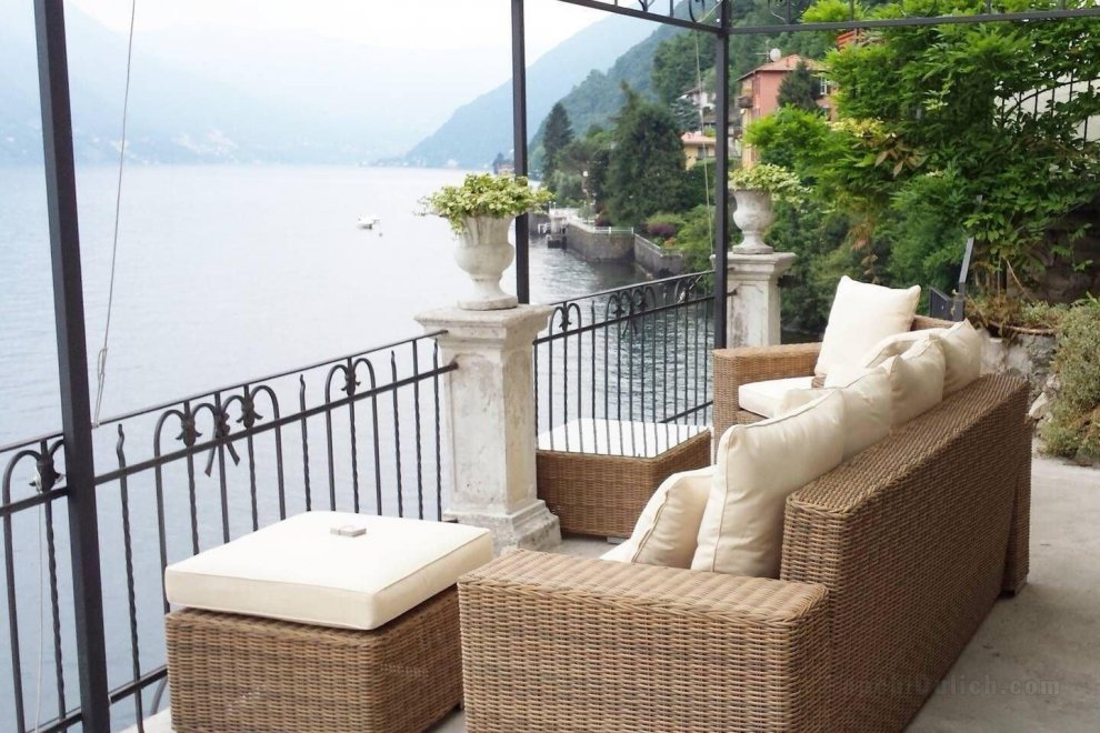 ALTIDO Astonishing Villa with Magnificent Lake Views