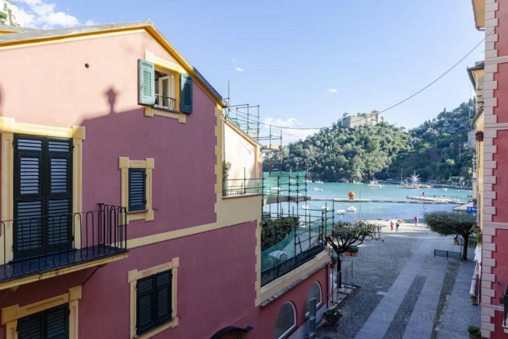 ALTIDO Spacious 2BR Portofino apartment with views of the bay