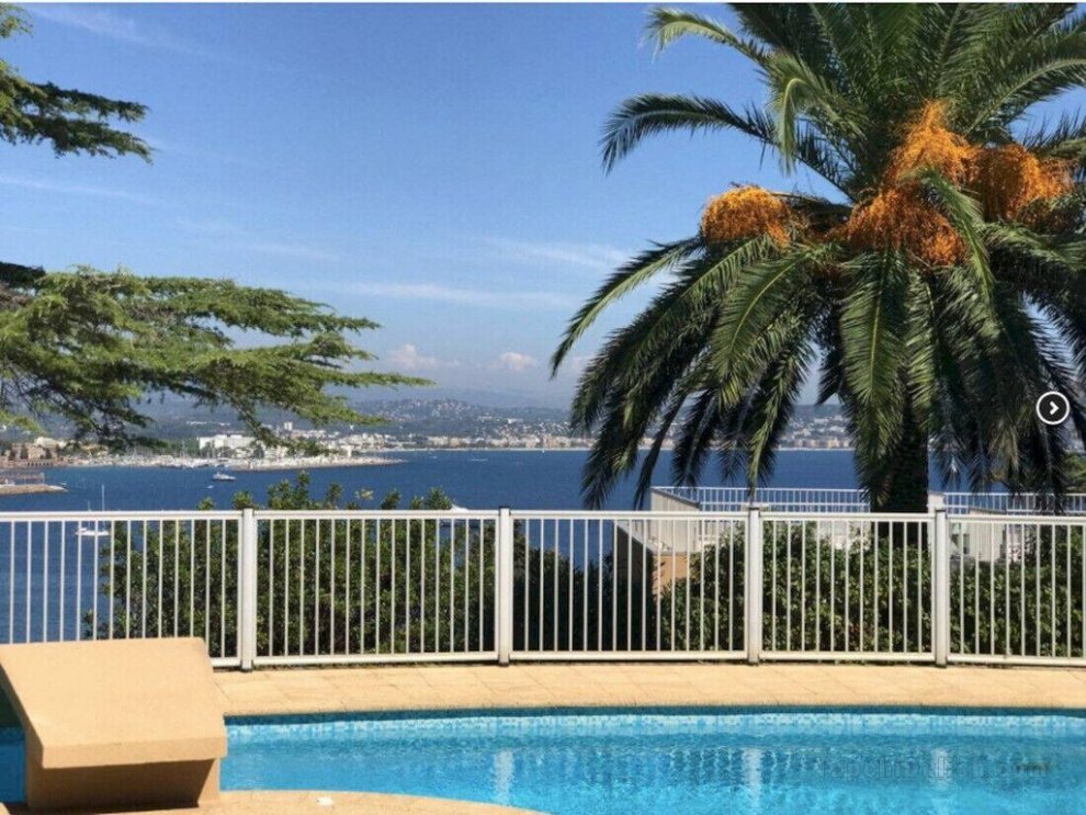 Panoramic sea view, residence with pool, 5 mins walk to beach village centreT2