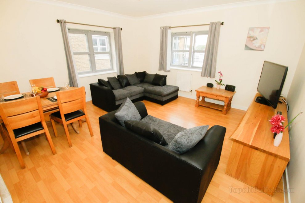 Two bed Apartment near North Station & Town Centre
