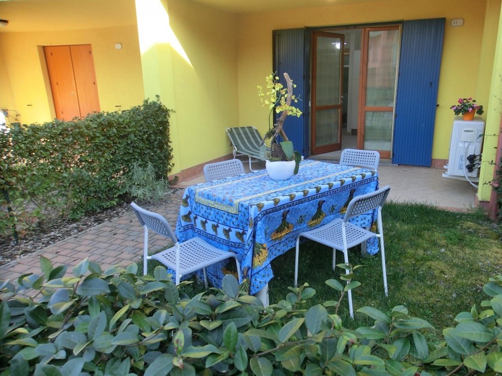 Very nice studio with private garden and swimming pool