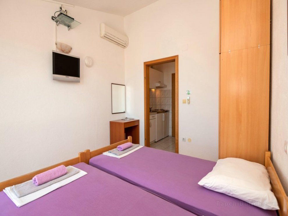 Charming 1 Bedroom Apartment in Makarska