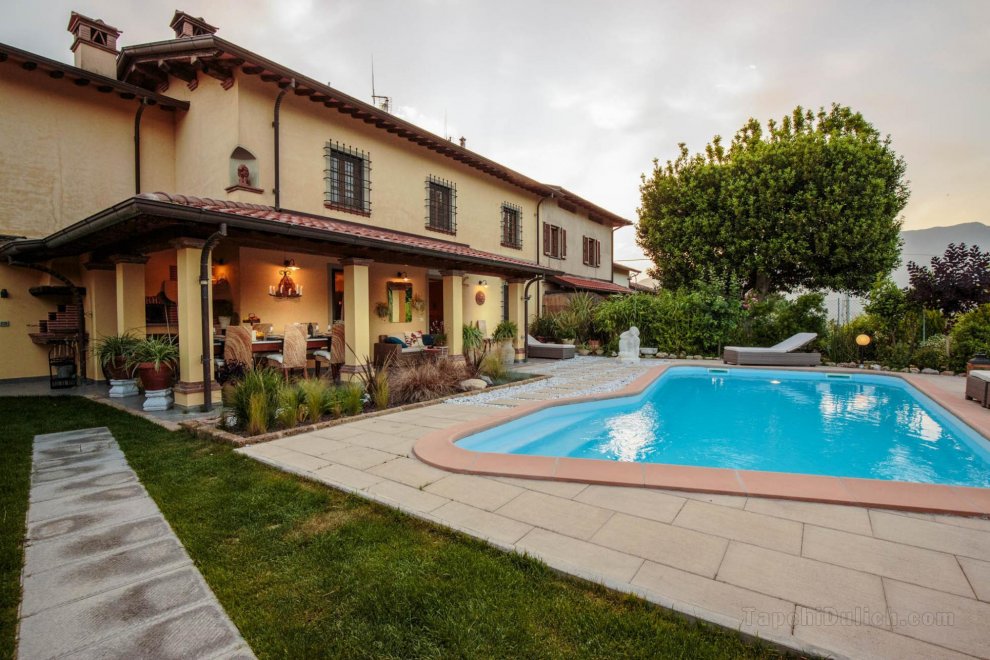 VILLA BEN, a Stylish Farmhouse with Private Pool and Amazing Views in Camaiore