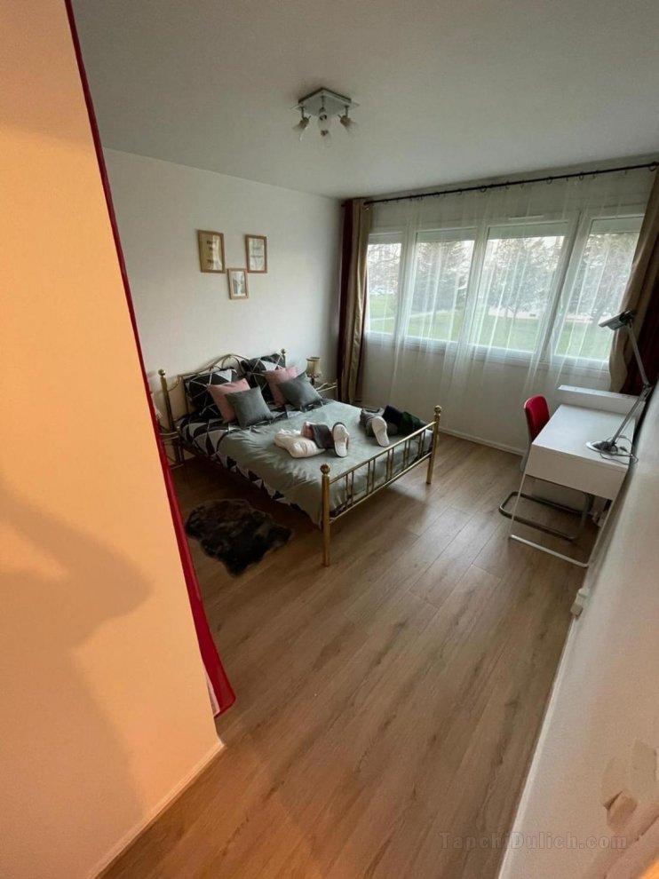 Superb flat in residence with free parking