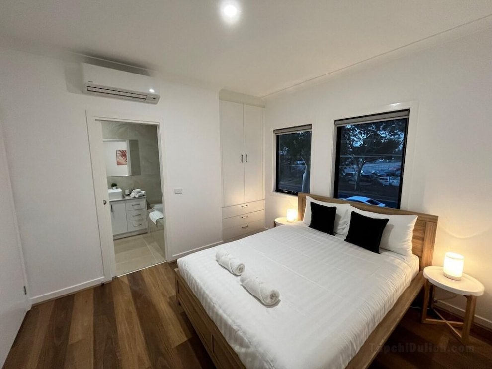 Brand New Modern 2 BR Guesthouse at Airport!