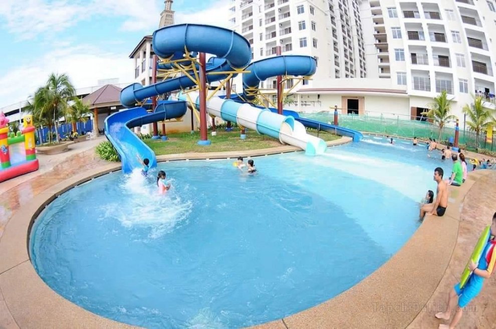 HomeStay FHS @ Free Water Theme Park Tickets Suite