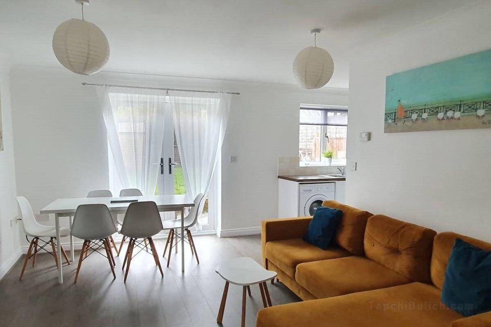 BookedUK: Bright and Airy Apartment in Stevenage