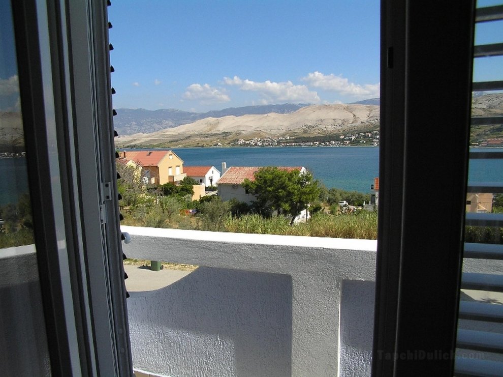 Charming four bedroom apartment in Pag