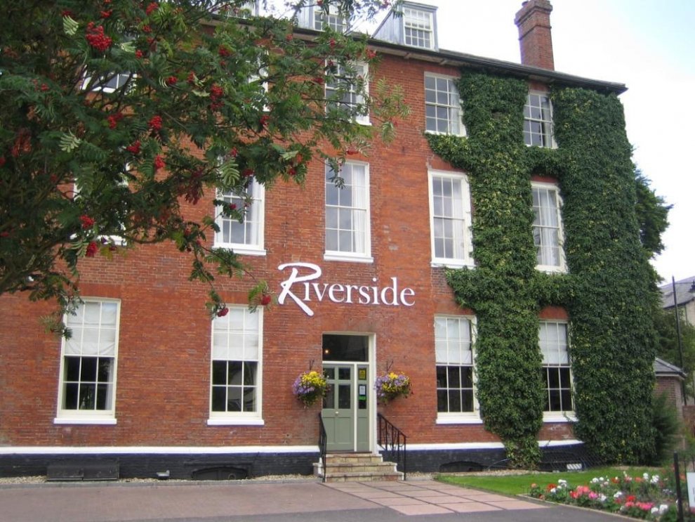 Khách sạn The Riverside House