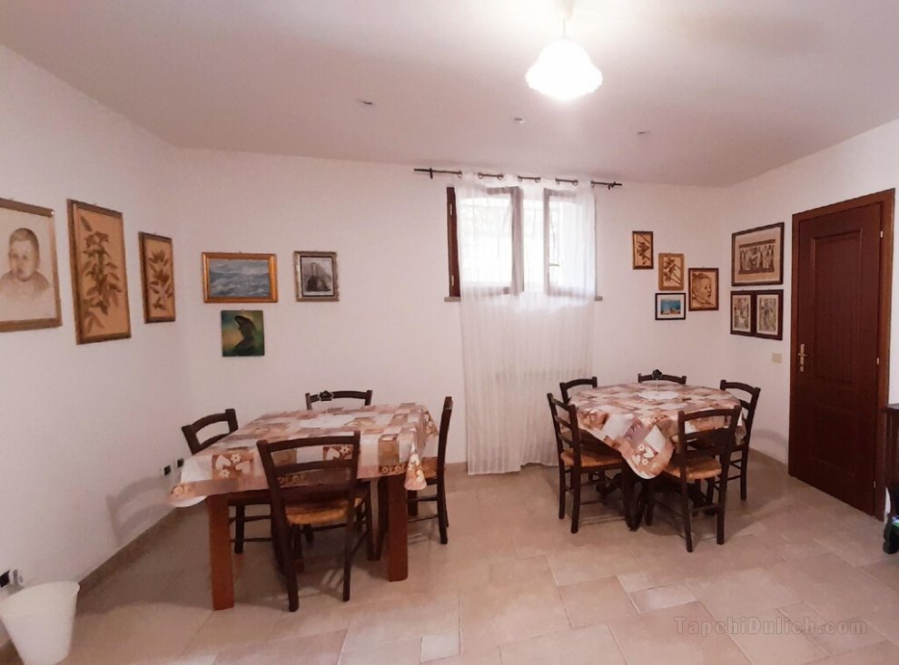 Delightful rooms with private bathrooms in an independent apartment with garden