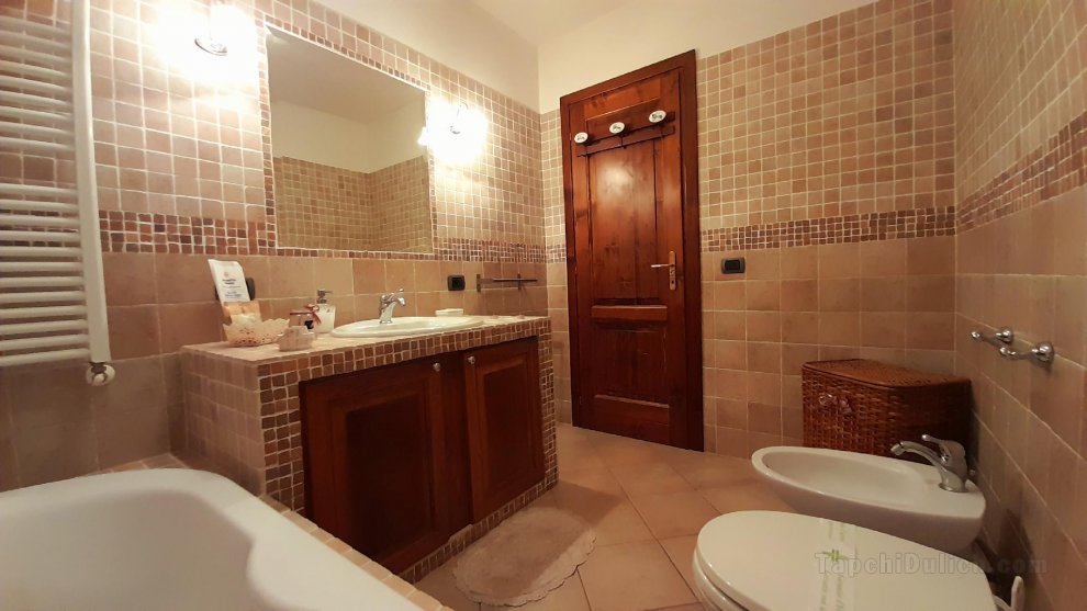 Delightful rooms with private bathrooms in an independent apartment with garden