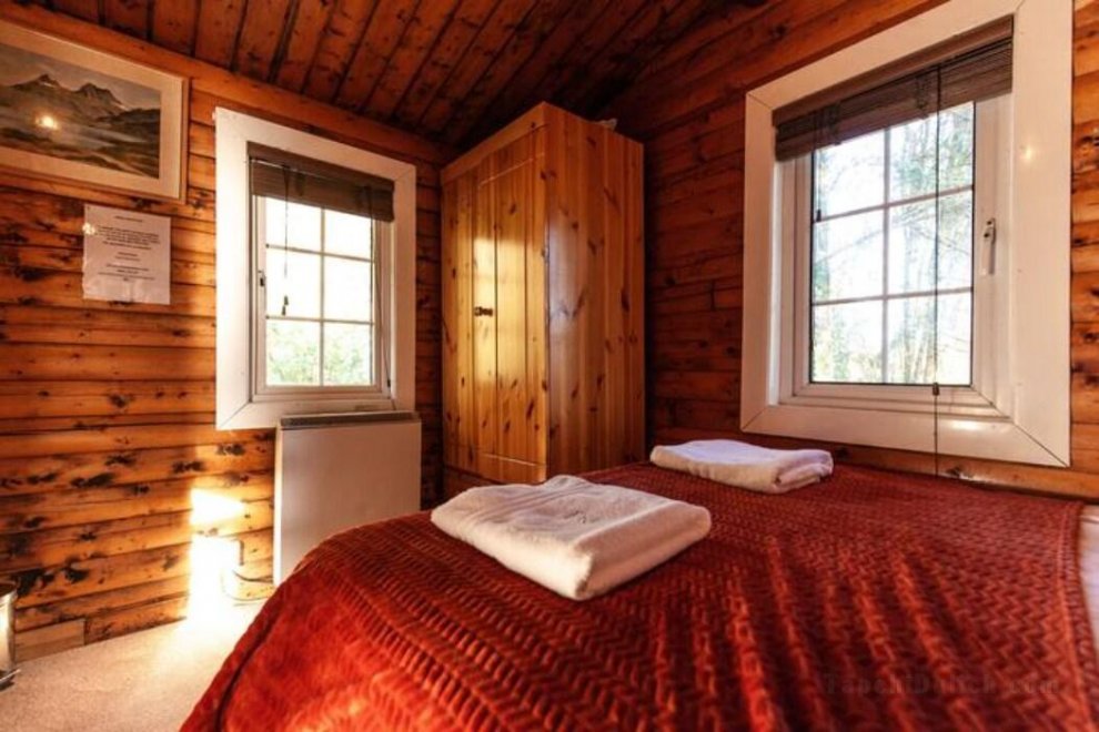 Moo Hoo Rural Cabin Comfy beds by Seren Property