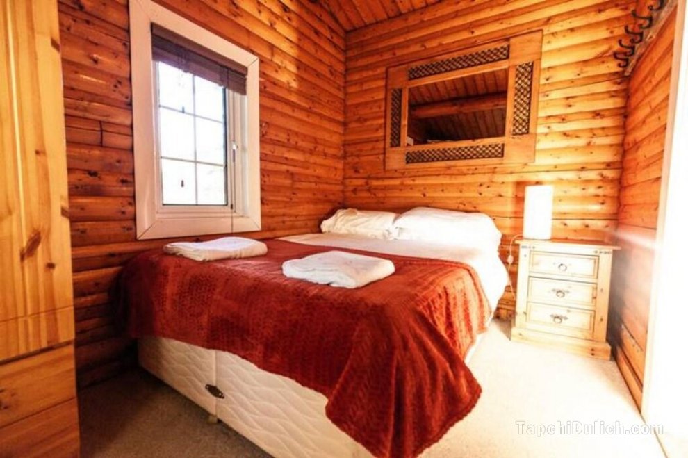 Moo Hoo Rural Cabin Comfy beds by Seren Property