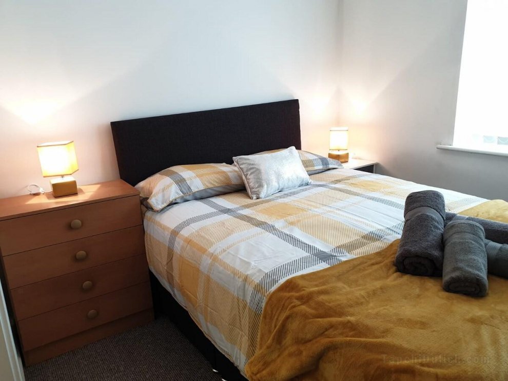 Two Bed Apt Warrington Nr M62 Private Parking