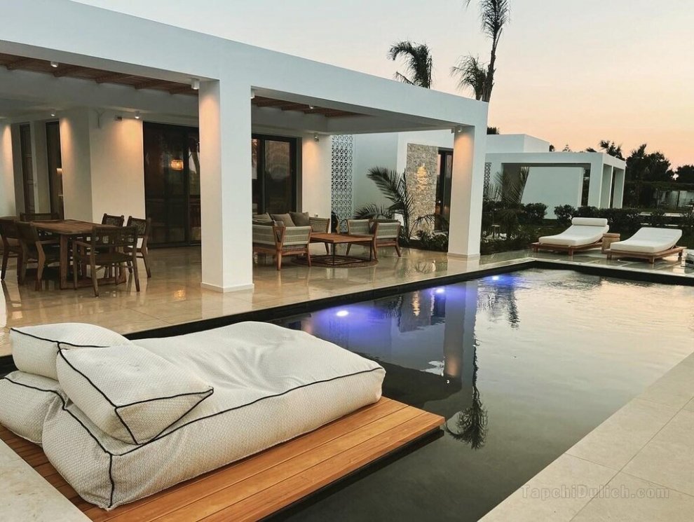 Taf Sunkiss Villa, Beachfront with Private Pool