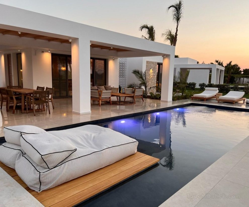 Taf Sunkiss Villa, Beachfront with Private Pool