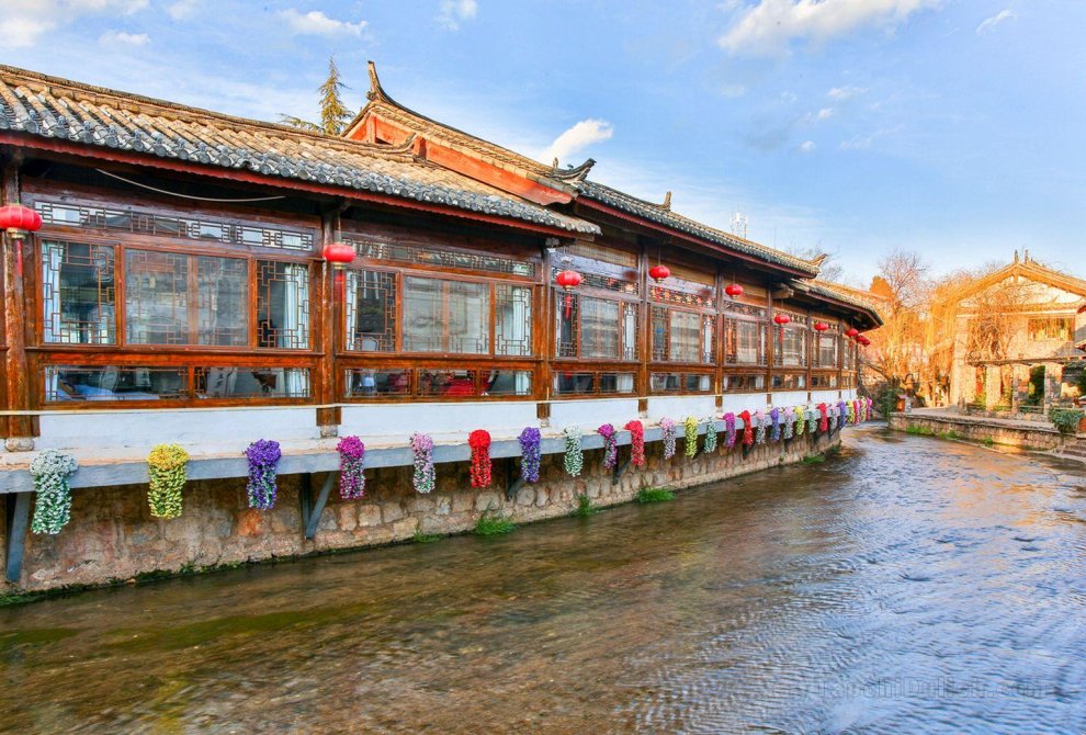 Lijiang cloud boutique resort in the water side shop