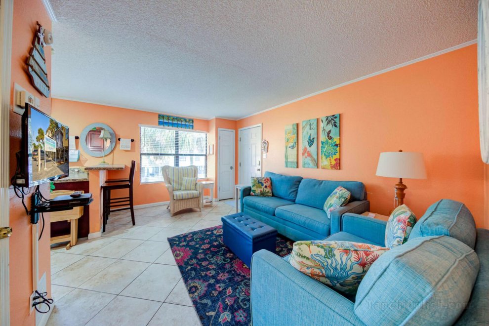 Adorable condo directly across the street from beach with pool and hot tub