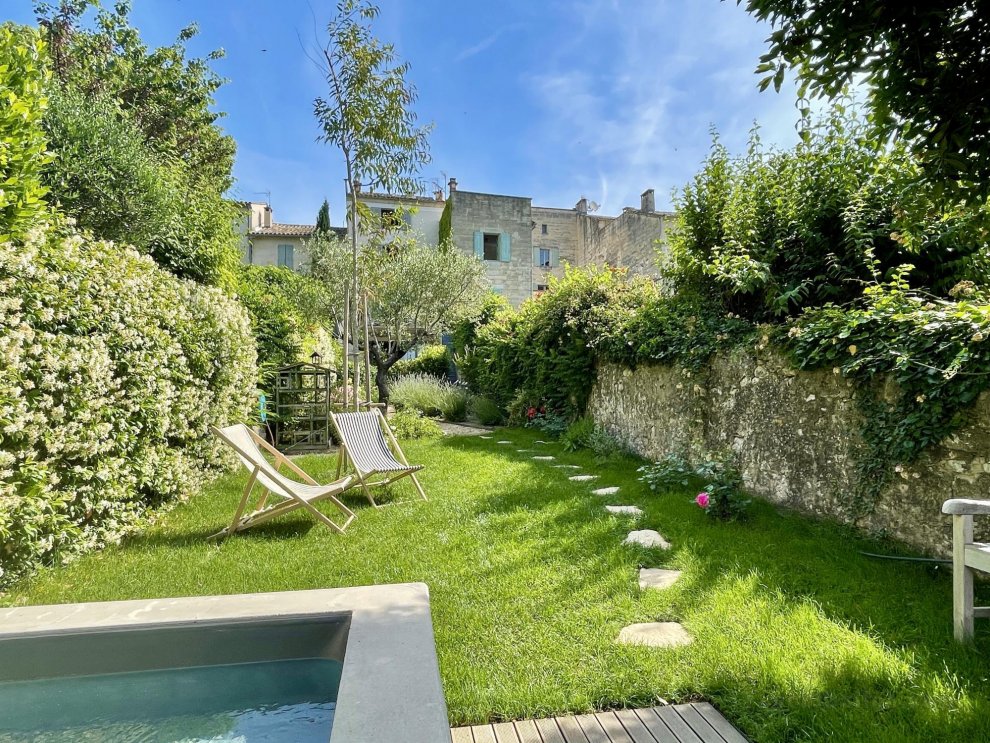 Rêve de Uzès, Lovely Townhouse with Pool, Gardens ,in. Historic center