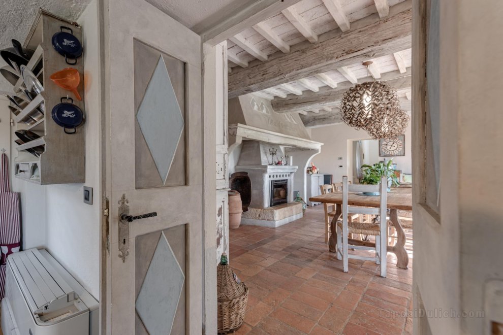 Casale Volare, Stylish Tuscany Farmhouse with Pool, Pet Friendly, Thermal Baths