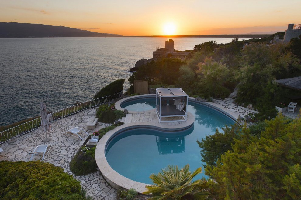 Mare degli Angeli, Splendid Mediterranean Seaside Villa, Gardens, Pool, Almost Heaven