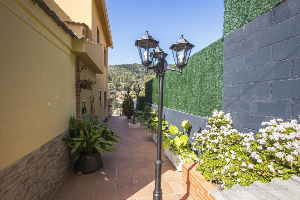 Catalunya Casas: Mountain Villa in Torrelles with pool, 25 km from Barcelona!