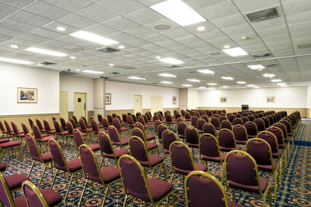 Khách sạn Cottonwood Suites Savannah & Conference Center