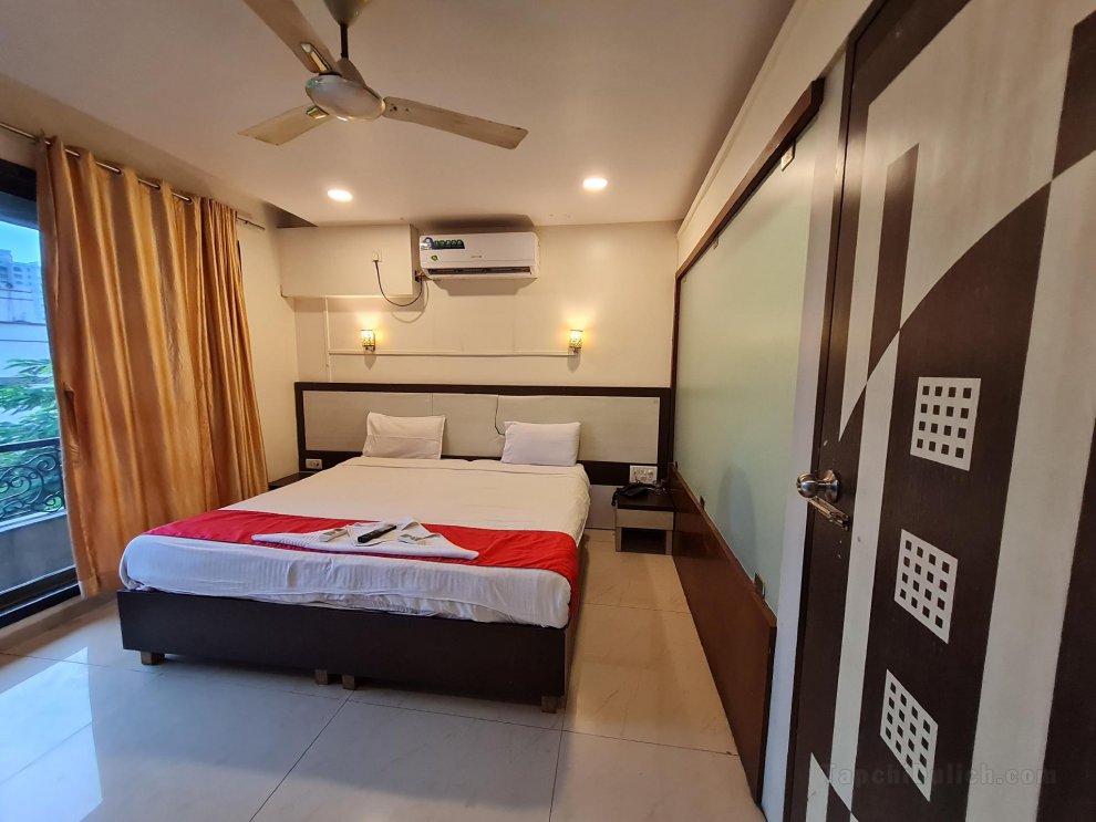 Charming 16-Bed Hotel In Vashi |Hotel PrabhuSharan