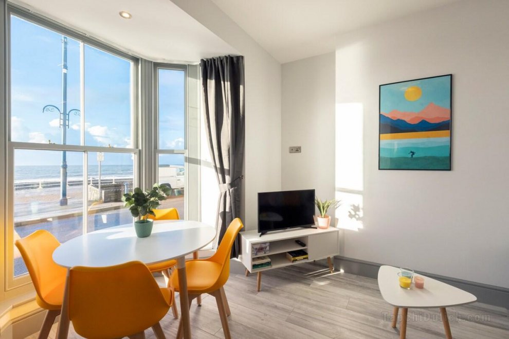 New central seafront apartment- stunning sea views