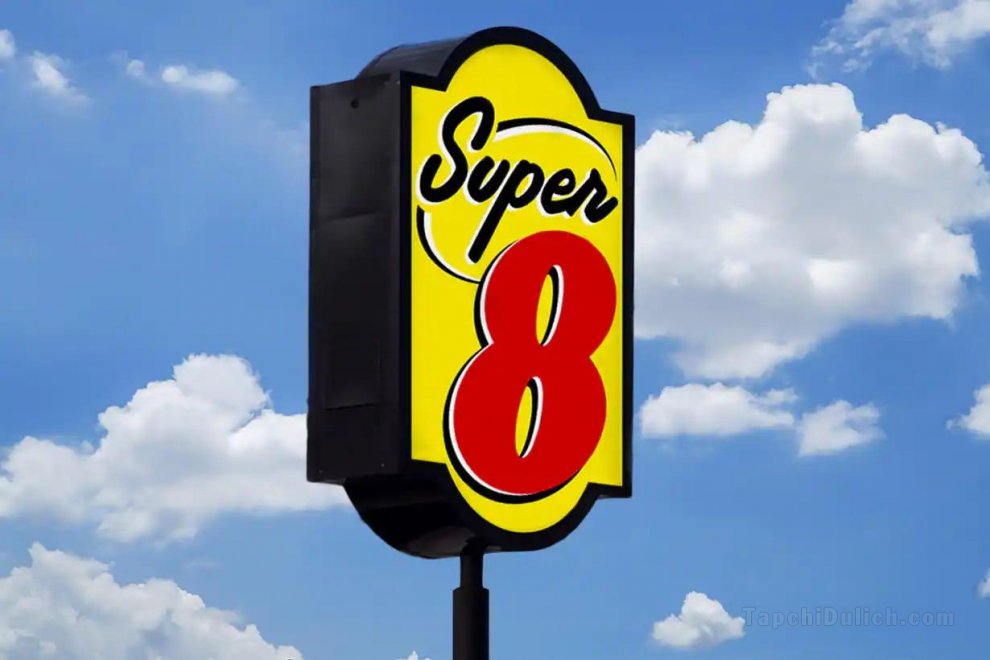 Super 8 by Wyndham Bronx Near Botanical Garden