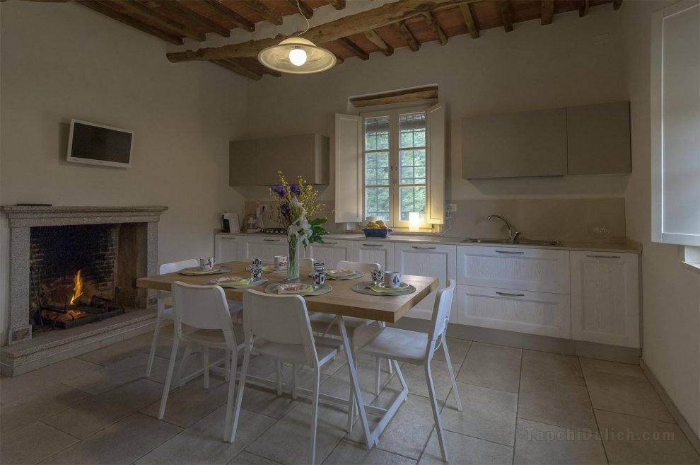 Villa Cristina, modern farmhouse with Private Pool between Lucca and the Beach of Camaiore