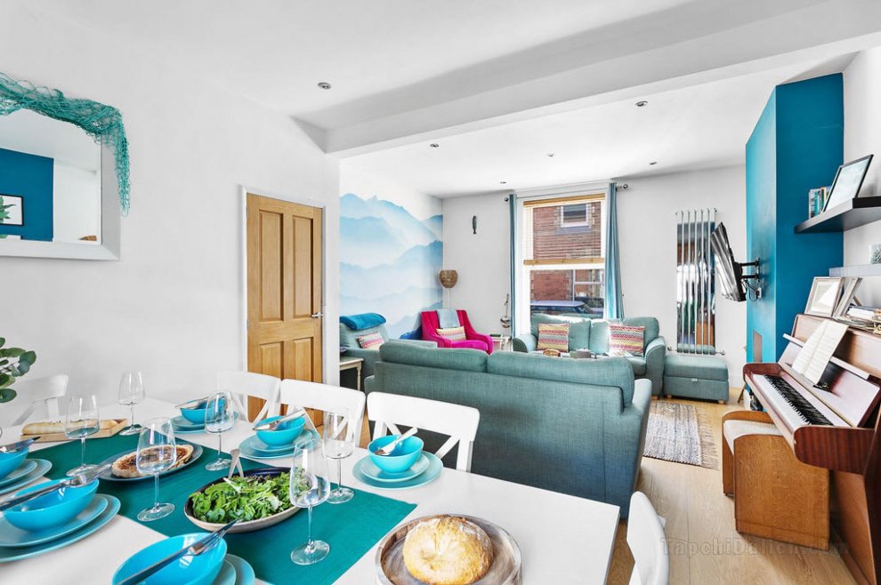 The Terrace - Light, bright characterful coastal home with parking near beaches