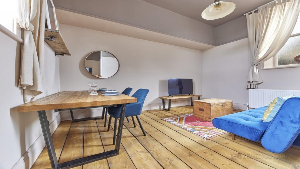 Host & Stay | The Old Courtroom Flat