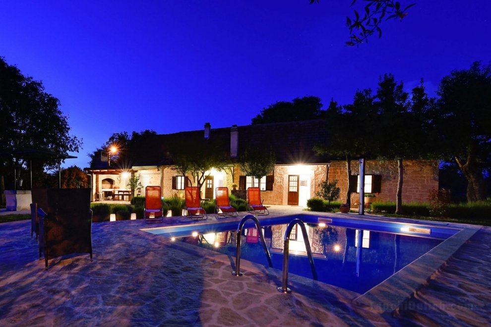 Villa Krasa, charming stone house with pool, isolated in nature, bike routs around