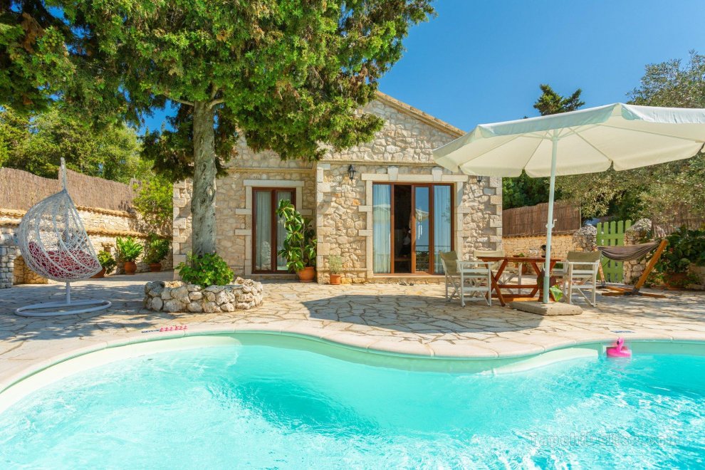 Villa Gallini: Large Private Pool, Walk to Beach, Sea Views, A/C, WiFi                              