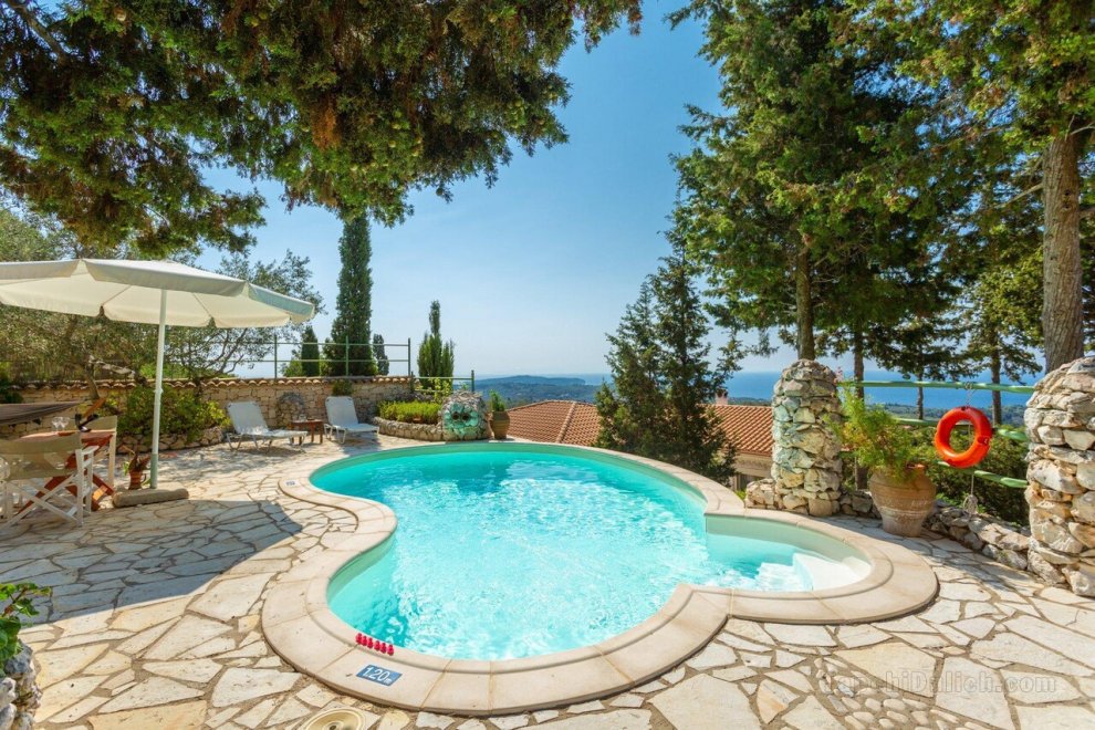 Villa Gallini: Large Private Pool, Walk to Beach, Sea Views, A/C, WiFi                              