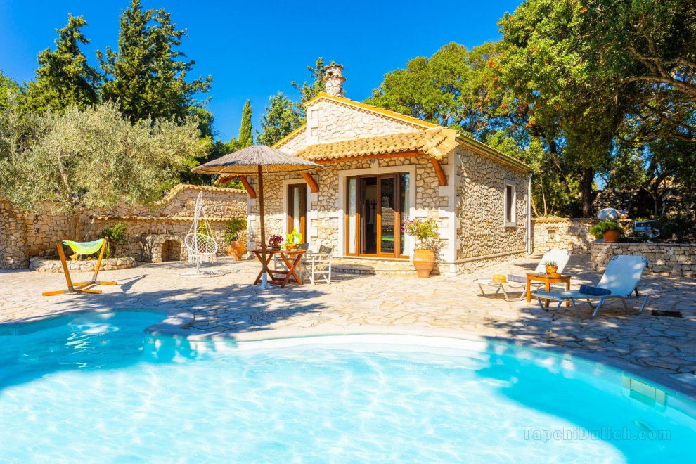 Villa Nionios: Large Private Pool, Walk to Beach, Sea Views, A/C, WiFi                              