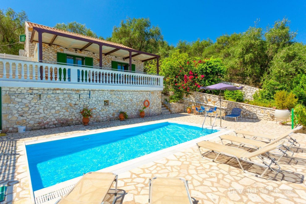 Villa Anastasia: Large Private Pool, Walk to Beach, Sea Views, A/C, WiFi, Car Not Required