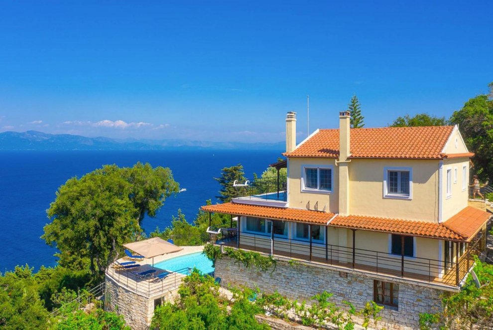 Villa Nefeli: Large Private Pool, Walk to Beach, Sea Views, A/C, WiFi, Car Not Required