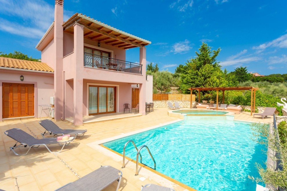 Villa Kyknos: Large Private Pool, Walk to Beach, Sea Views, A/C, WiFi, Car Not Required, Eco-Friendl