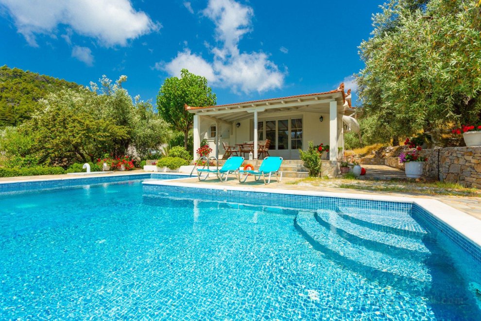 Villa Tassoula: Large Private Pool, Walk to Beach, WiFi                                             